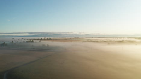 La-Luz-De-La-Mañana-Comienza-A-Quemar-La-Niebla-Baja-Que-Cuelga-Sobre-Los-Campos-De-Maíz-En-Las-Vastas-Granjas-De-Las-Llanuras