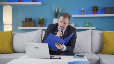 Hombre-Trabajador-De-Oficina-En-Casa-Teniendo-éxito.