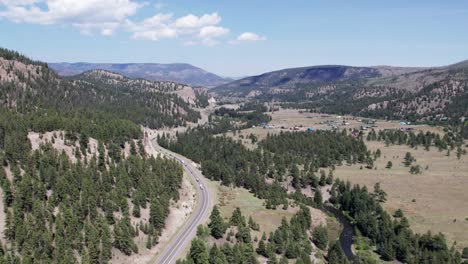 Carretera-Con-Bosque-Y-Montañas