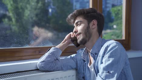 el hombre está hablando por teléfono, discutiendo.