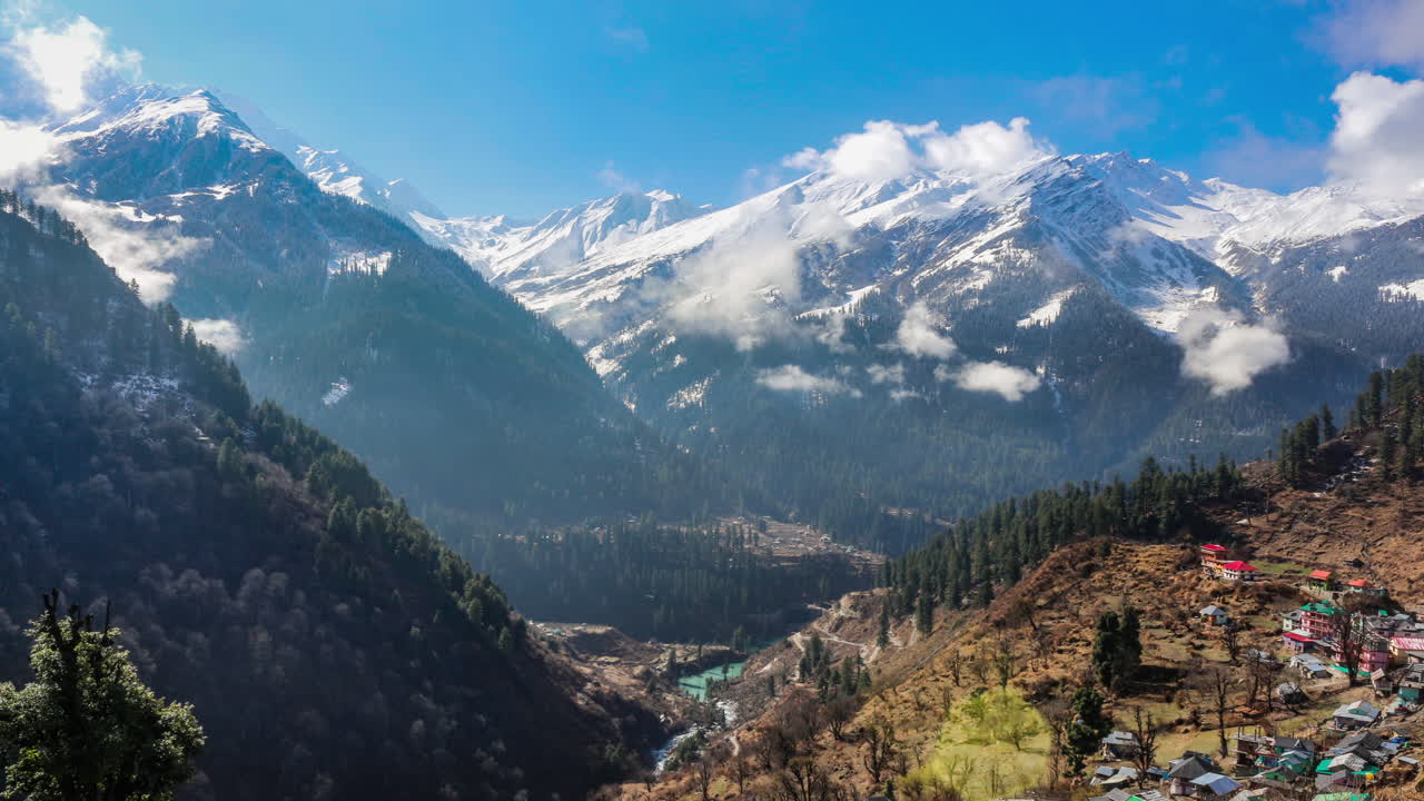 Un hermoso timelapse invernal de montañas y nubes de Tosh, India.