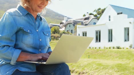 Ältere-Frau-Benutzt-Laptop-Im-Park