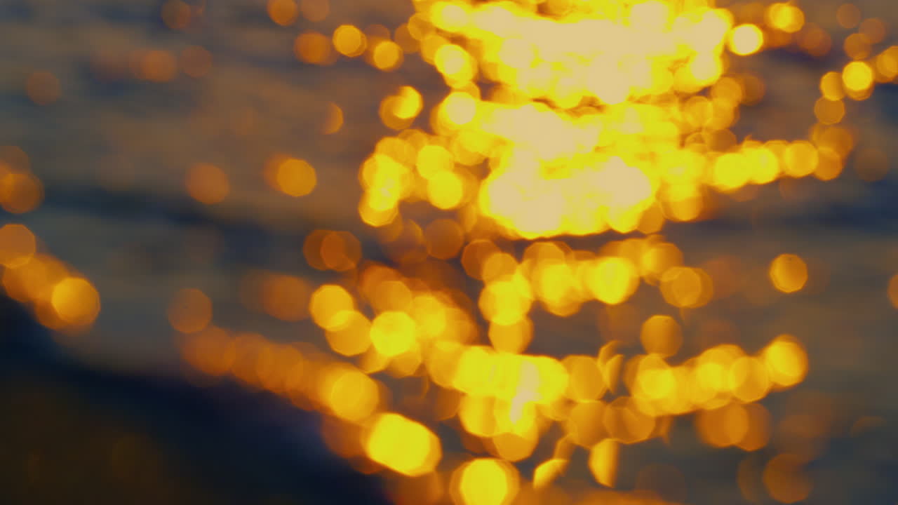 오렌지색 모래 해변 해변을  ⁇ 는 밀접한 흐릿한 바다 파도