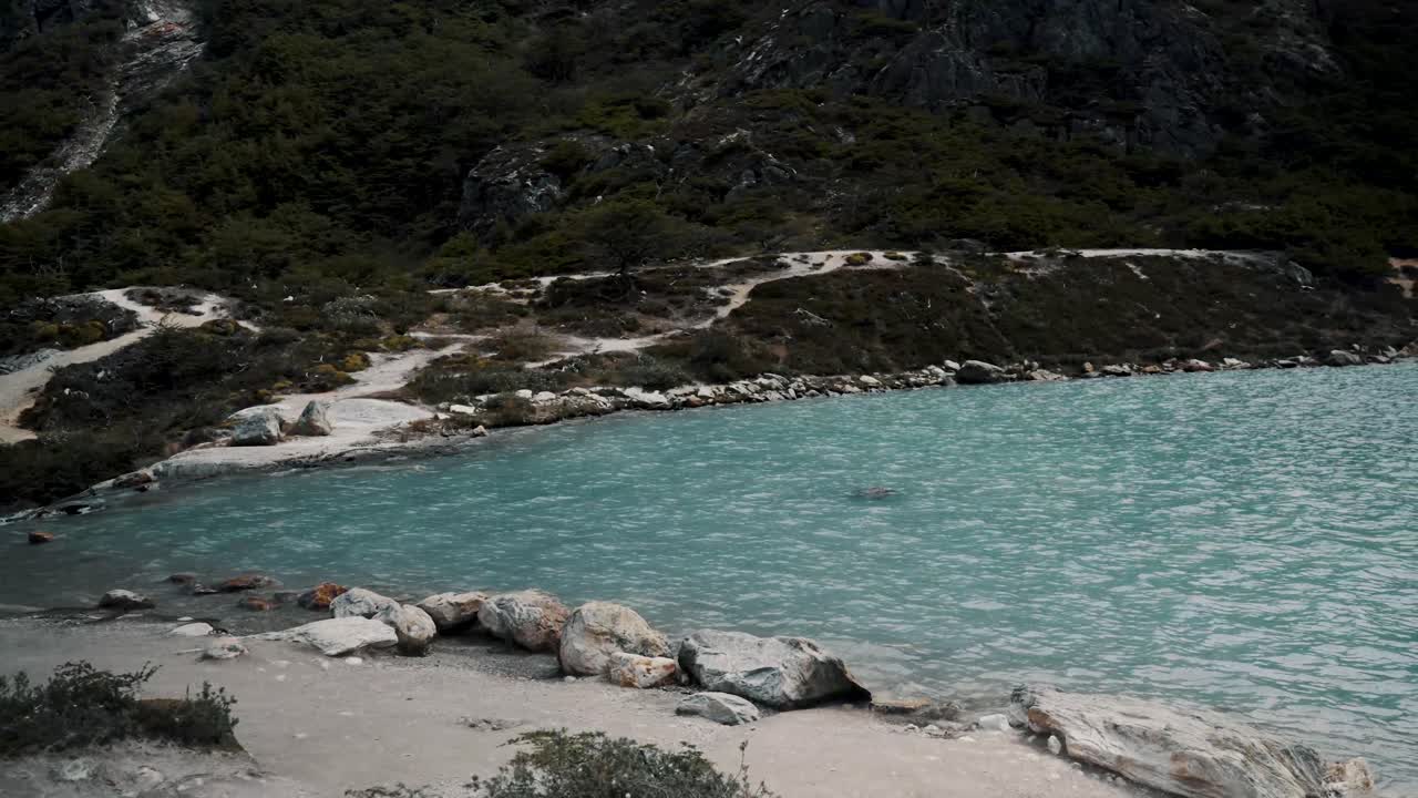 Laguna Esmeralda con acque blu a Ushuaia, Terra del Fuoco, Argentina.