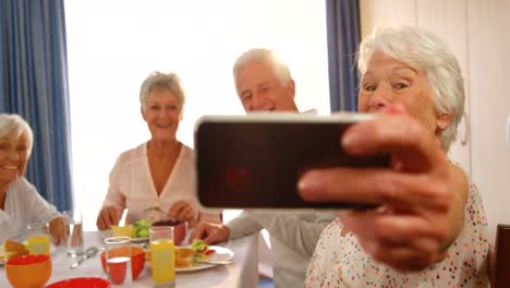 Mujer-Mayor-Tomando-Una-Selfie-Con-Sus-Amigos