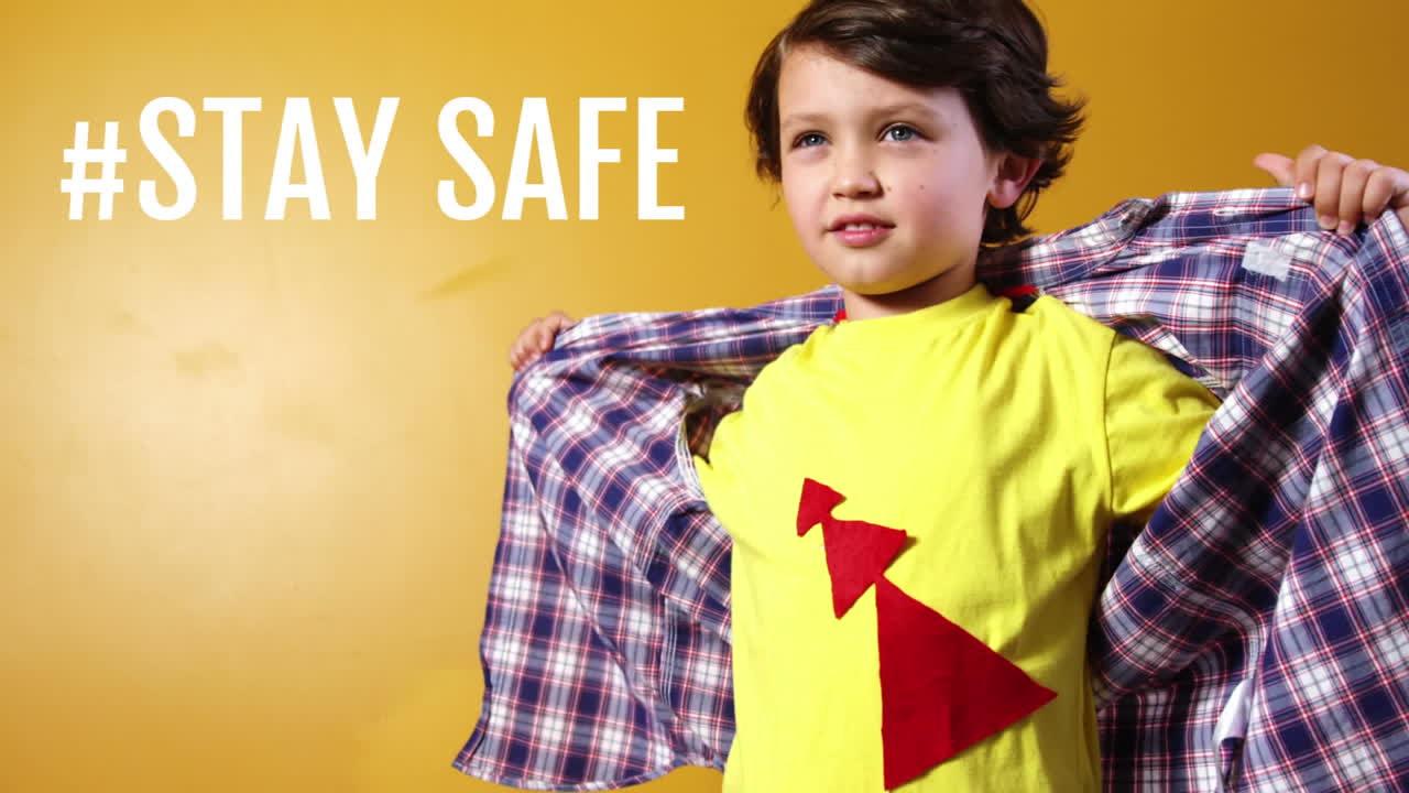 코로나바이러스 코로나19 대유행 기간 동안 백인 소년은 안전하게 지내십시오.