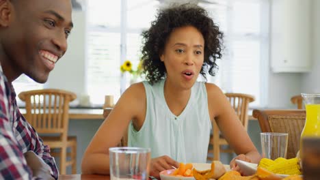 Familia-Negra-Comiendo-Comida-En-La-Mesa-Del-Comedor-En-Casa-4k