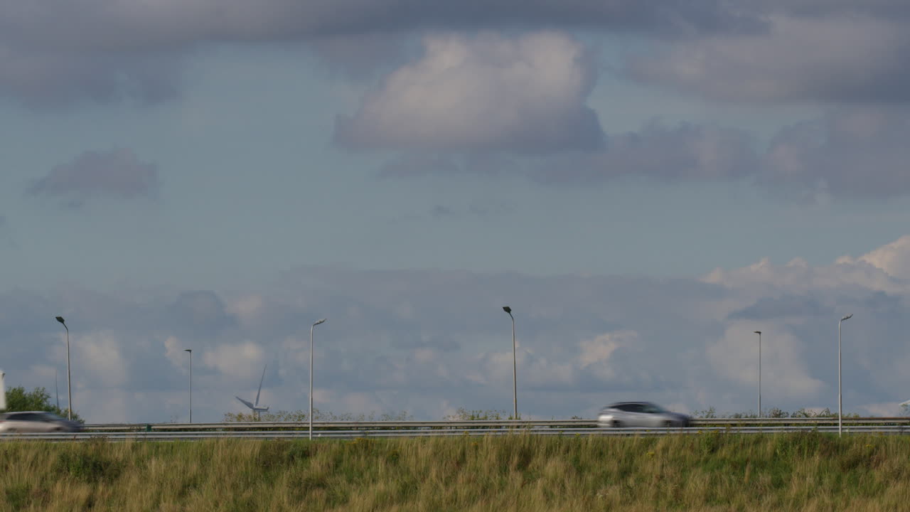 구름 은 하늘 아래의 고속도로 교통