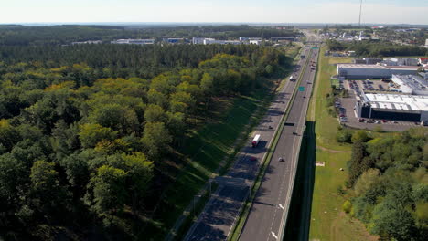 Antena-Que-Se-Eleva-Sobre-La-Autopista-Polaca-Con-Mucho-Tráfico-De-Vehículos-En-Ambos-Lados,-Gdynia,-Wielki-Kack-Polonia