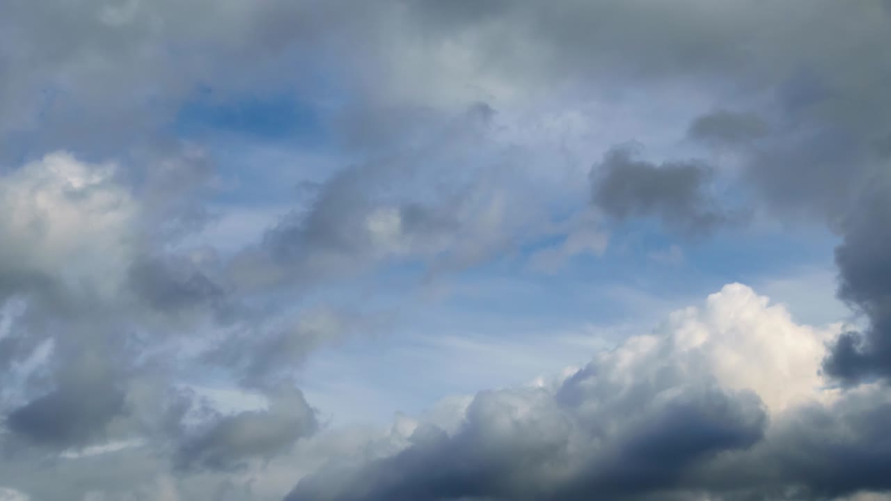 hermoso cielo oscuro dramático con nubes tormentosas el tiempo transcurre antes de la lluvia