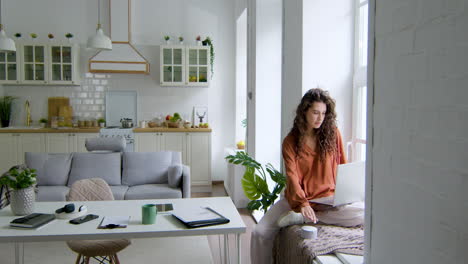 Mujer-Sentada-En-El-Alféizar-De-La-Ventana