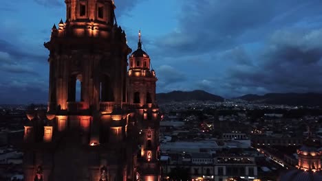 vuelo recto de las torres de la catedral de morelia, michoacán, méxico