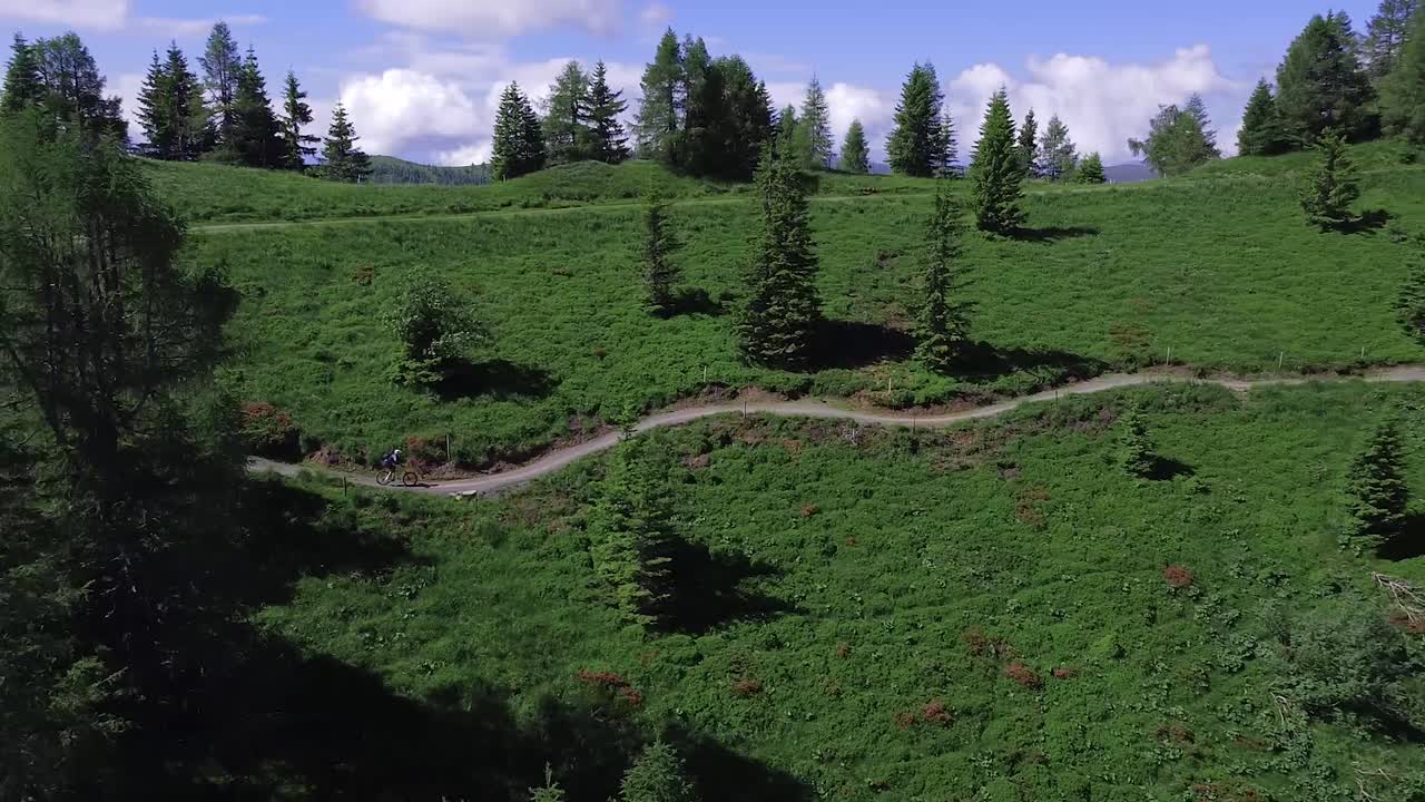tiro de drone de un ciclista de montaña