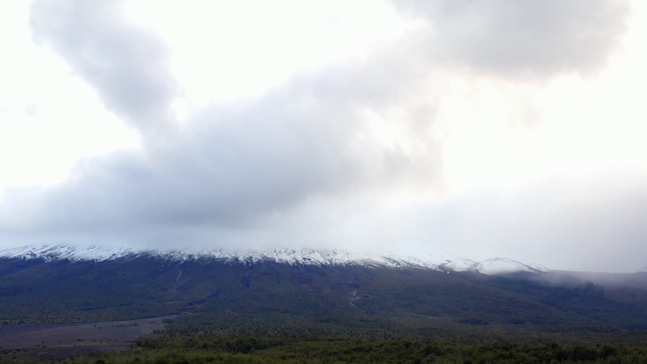 volcán osorno desde el lago todos los santos en temporada de invierno con nieve y nubes