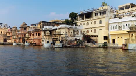 Udaipur,-Auch-Bekannt-Als-Die-Stadt-Der-Seen,-Ist-Eine-Stadt-Im-Bundesstaat-Rajasthan-In-Indien.-Es-Ist-Die-Historische-Hauptstadt-Des-Königreichs-Mewar-Im-Ehemaligen-Rajputana-Gebiet.