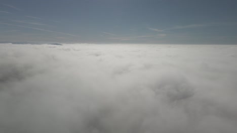 Zeitraffer-Einer-Drohne,-Die-über-Den-Wolken-Fliegt