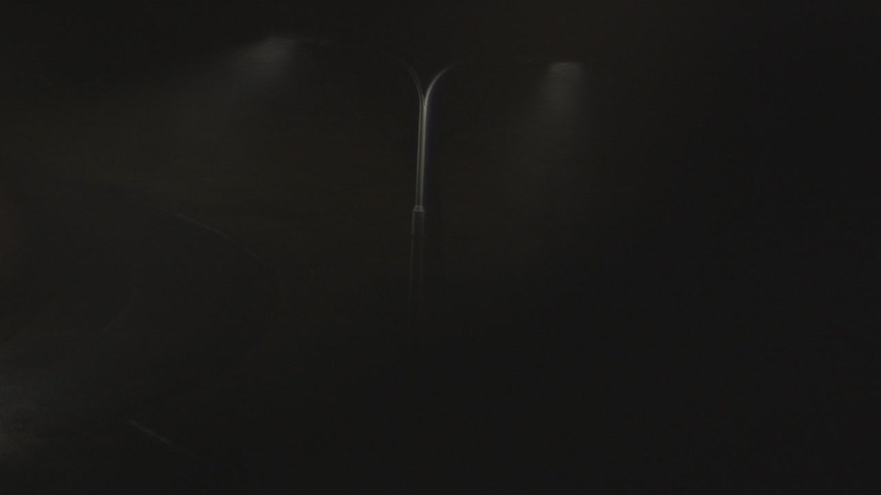 escenario muy oscuro con niebla por la noche