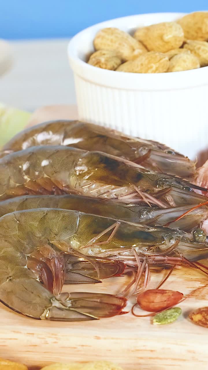 una vibrante exhibición de varios alimentos ricos en proteínas, incluidas carnes, mariscos, nueces y productos lácteos, dispuestos en una superficie de madera