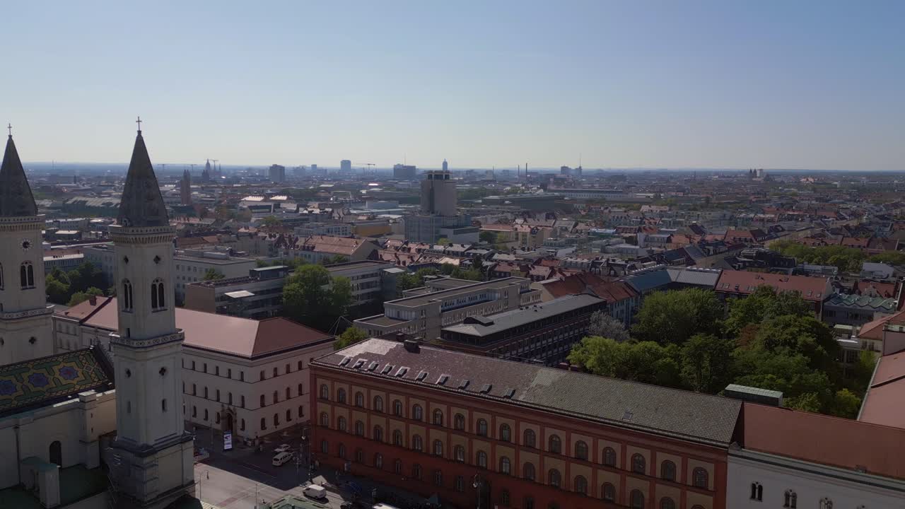 increíble vista aérea de arriba vuelo iglesia st ludwig ciudad ciudad de munich alemania bávaro, verano cielo azul soleado día 23