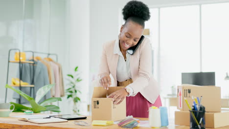 Mujer-Negra,-Logística-Y-Caja-De-Embalaje-De-Llamadas-Telefónicas