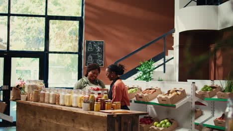 proveedor que lleva productos frescos al vendedor en el mercado de agricultores