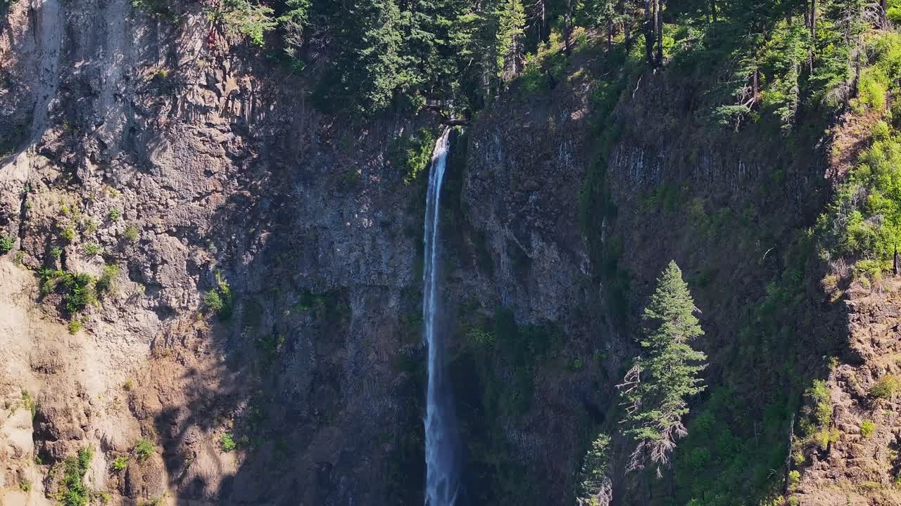 cascada que fluye de la ladera de la montaña en la costa oeste