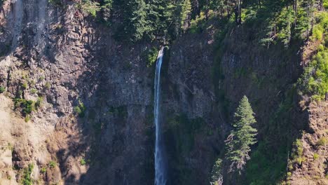 Cascada-Que-Fluye-Desde-La-Ladera-De-La-Montaña-En-La-Costa-Oeste