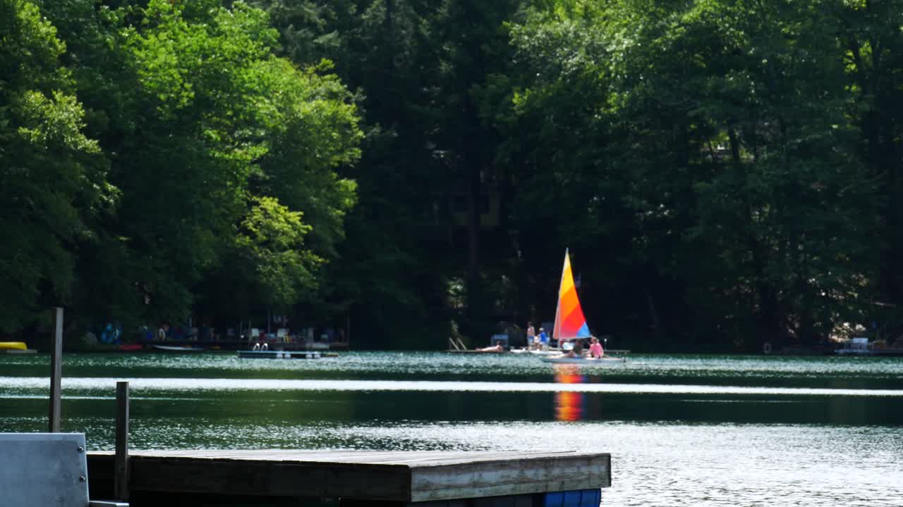 호수에 화려한 범선