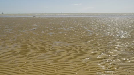 Ampliando-Hacia-Adelante-Las-Olas-De-Arena-De-La-Playa-Durante-La-Marea-Baja.