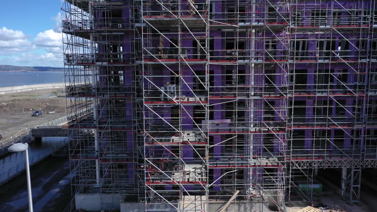 una promoción de obra nueva de apartamentos de lujo, en la costa | edimburgo, escocia | filmado en 4k a 30 fps