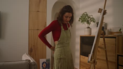 mujer artista pintando en casa