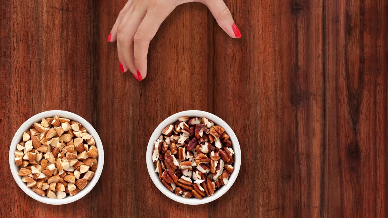 개진 견과류 를 바치는 것