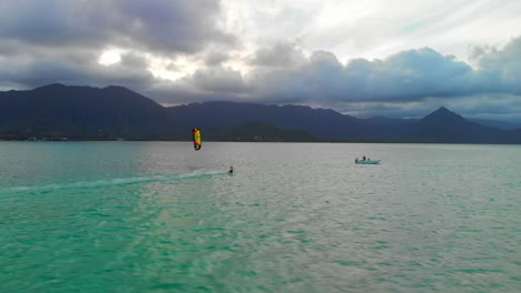 Antenne-Des-Kite-Boarders-In-Der-Kaneohe-Bucht