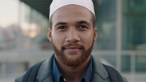 Porträt-Eines-Jungen-Muslimischen-Geschäftsinhabers,-Der-In-Der-Stadt-Steht