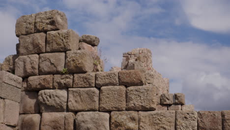 una antigua pared de piedra en el pérgamo