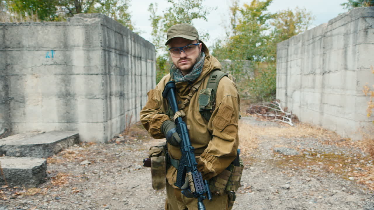 un hombre juega airsoft con una pistola en la mano 7