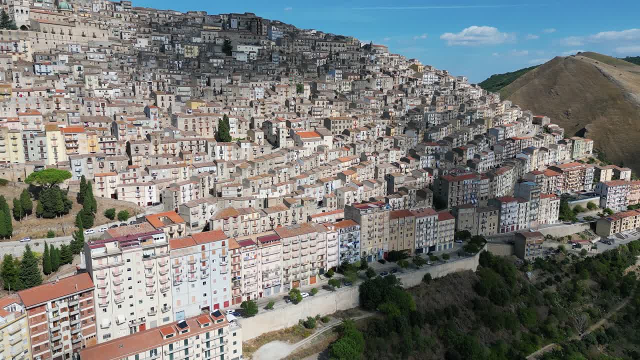 Veduta aerea con drone 4 del borgo siciliano di Gangi, viste dei monti delle Madonie nella provincia di Palermo, in Sicilia, Italia