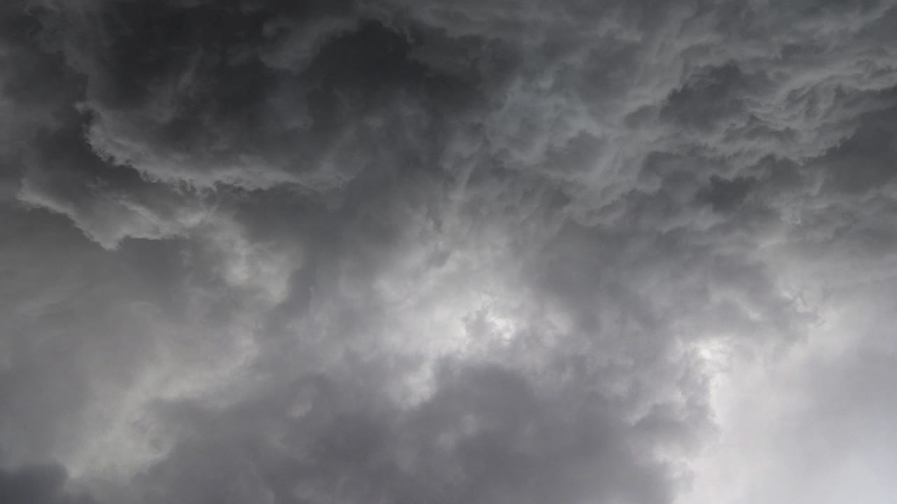 ver nubes de tormenta oscuras y relámpagos