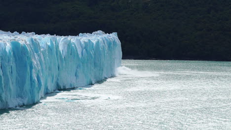 glaciar azul derritiéndose con icebergs rompiendo, cámara lenta