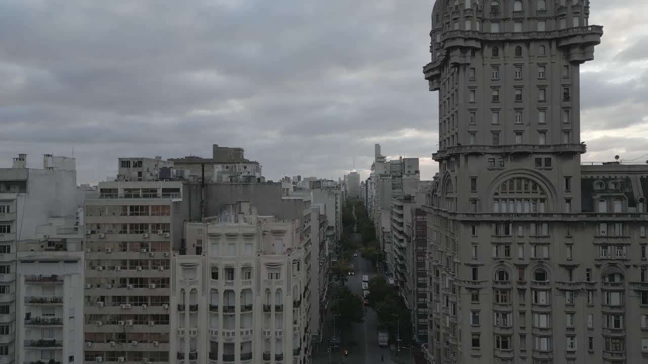 drone vuela cerca de palacio salvo en montevideo uruguay paisaje urbano y avenida 18 julio carretera principal en el centro de la ciudad con coches de tráfico y rascacielos