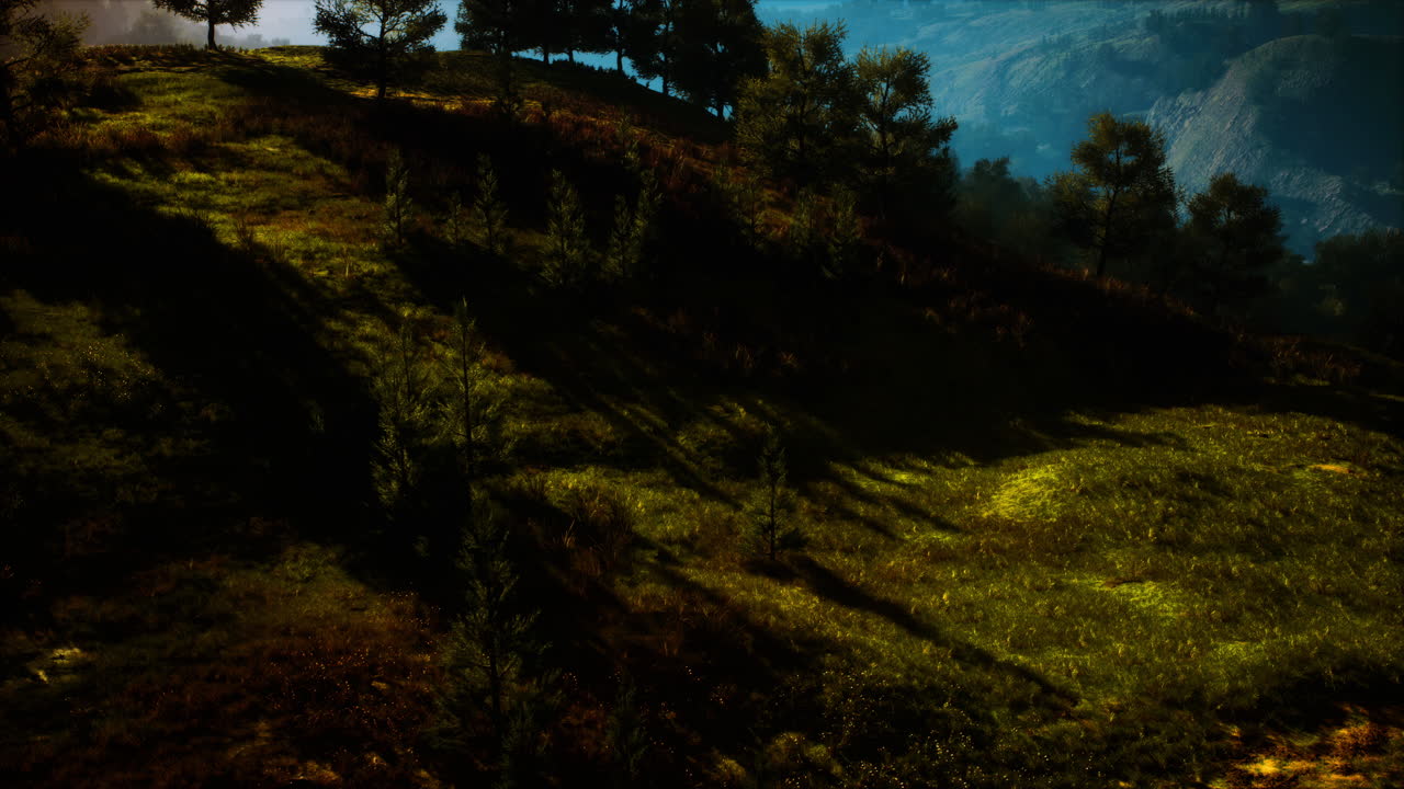 amanecer en las montañas en una mañana brumosa