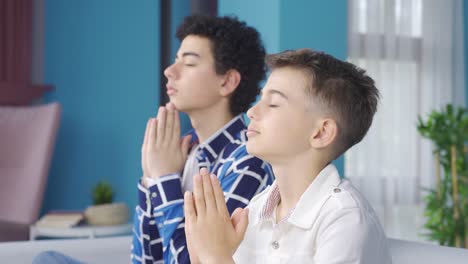 Muslim-children-look-at-each-other-and-then-raise-their-hands-and-pray.