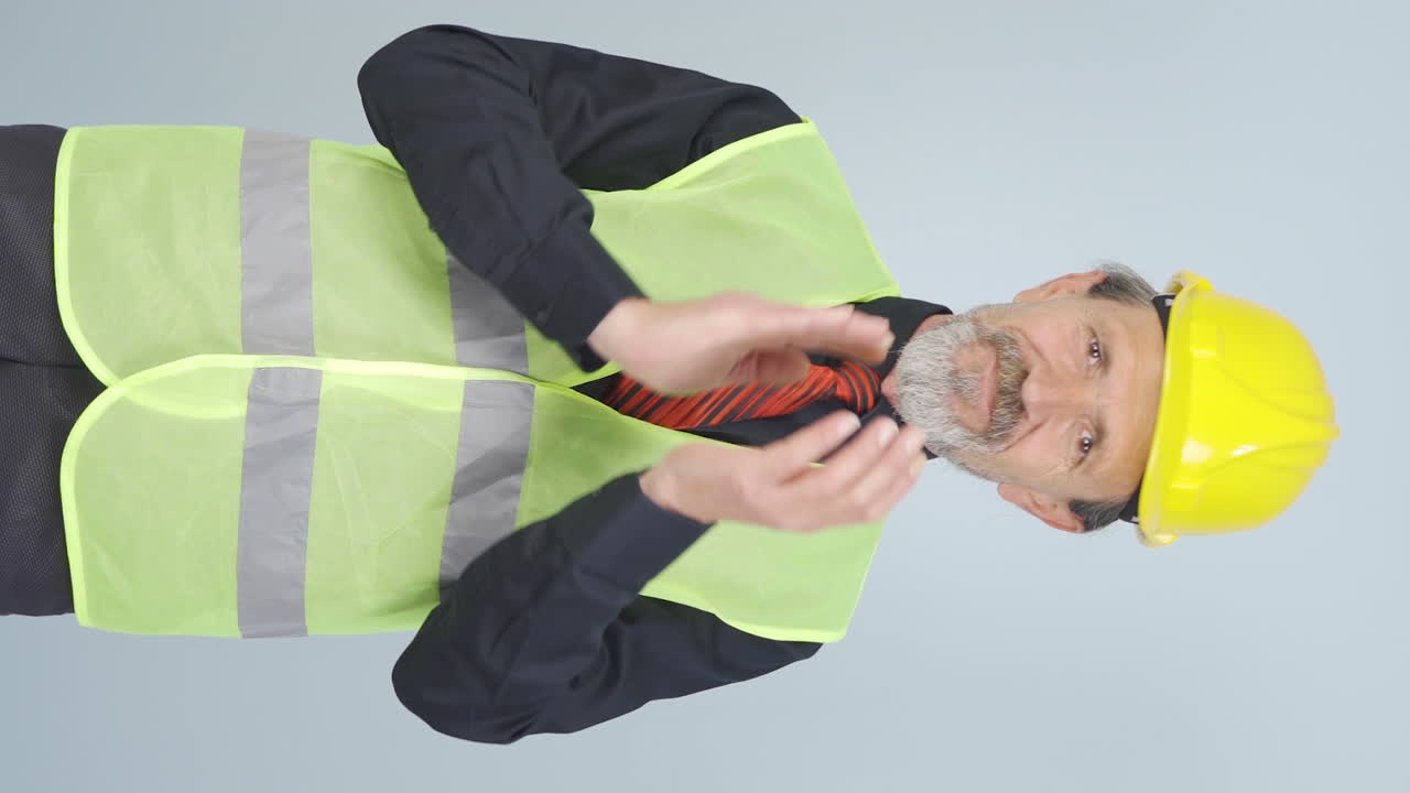vídeo vertical del viejo ingeniero aplaudiendo con entusiasmo.