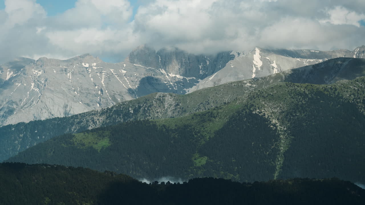 los picos más altos de la montaña olimpo cubiertos de nubes se mueven día soleado