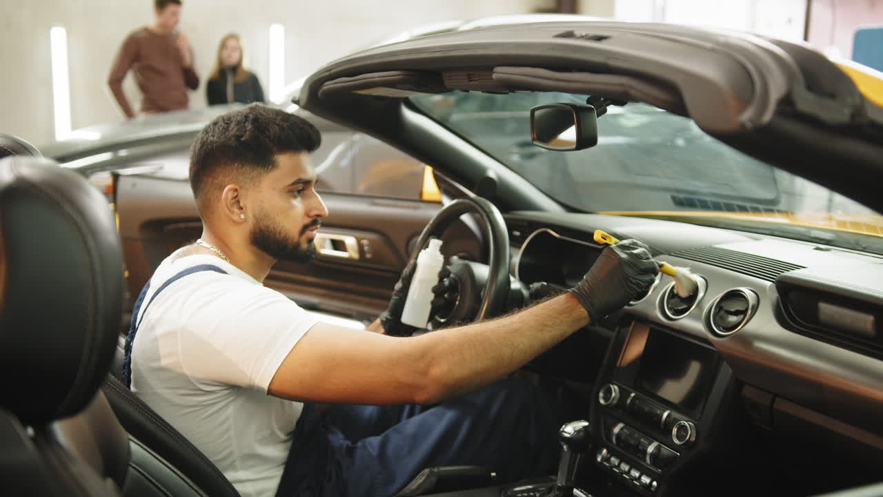 detalles de automóviles en un garaje