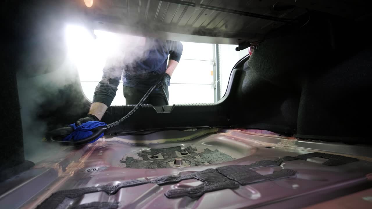 전문적인 자동차 청소. 샤워. 인테리어 세부 사항. 자동차 인테리어를 건조 청소 및 세부 사항; 깊은 좌석 청소; 자동차 세탁에서 거품을 는; 먼지에서 자동차 패널을 청소하는; 진공청소기