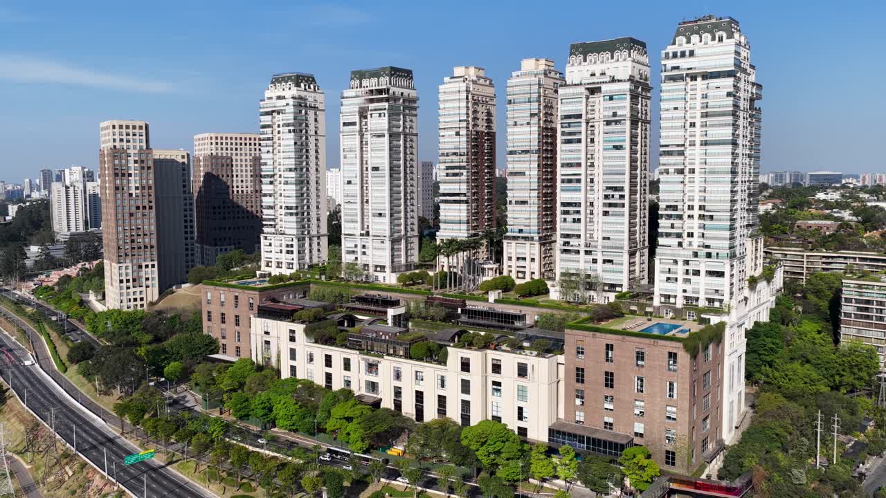 Cidade Jardim Shopping At Sao Paulo In Brazil. Residential Towers Landscape. Downtown District Scenery. Highrise Buildings. Cidade Jardim Shopping At Sao Paulo In Brazil. Residential District