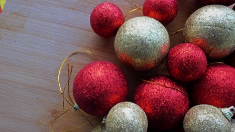 primer plano de bolas de navidad doradas y rojas en un fondo navideño