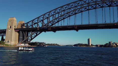 Barco-Navegando-En-Port-Jackson-Cerca-Del-Famoso-Puente-Del-Puerto-De-Sydney-En-Nsw,-Australia