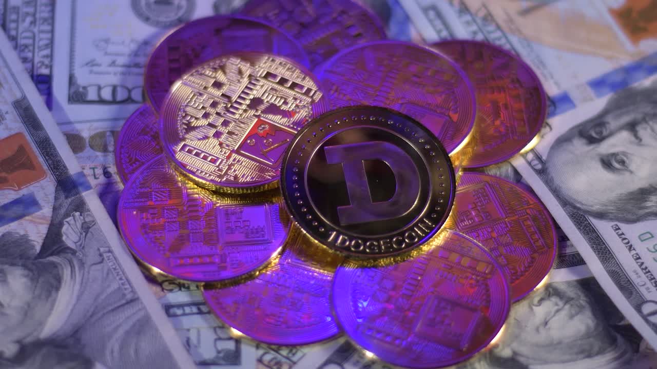 la luz de la policía en dogecoin altcoin físico y dólar